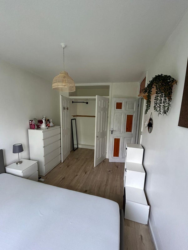 Room Battersea Park Road in Greater London