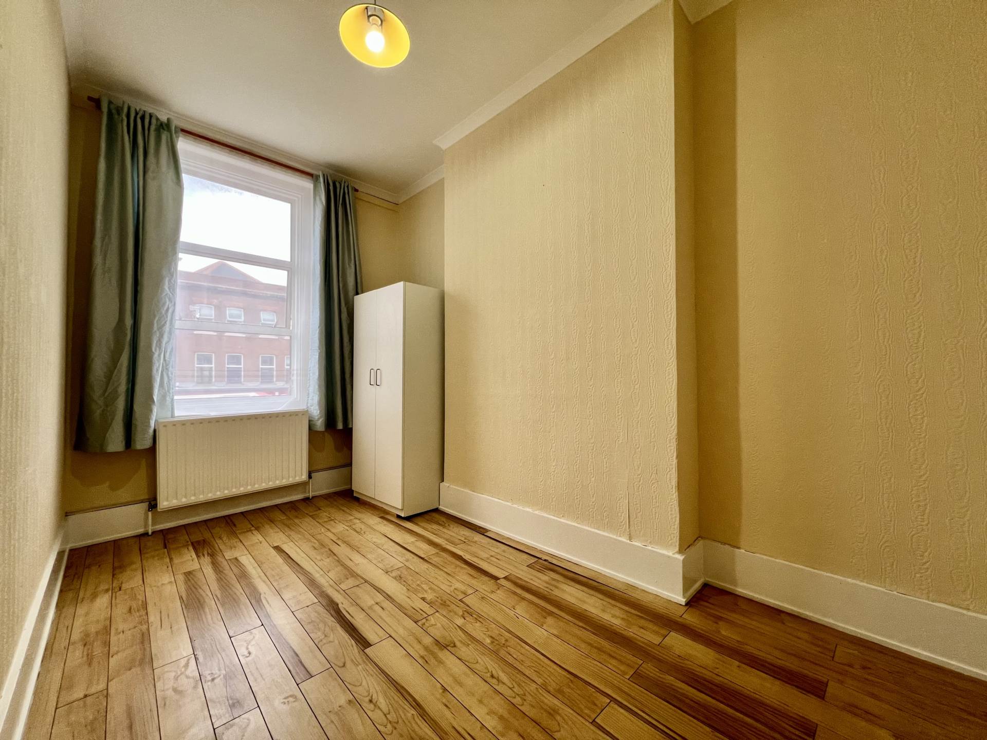 Flat Avenons Road in Greater London