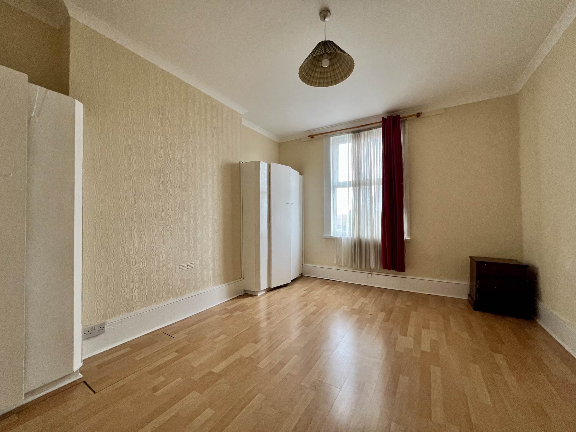 Flat Avenons Road in Greater London