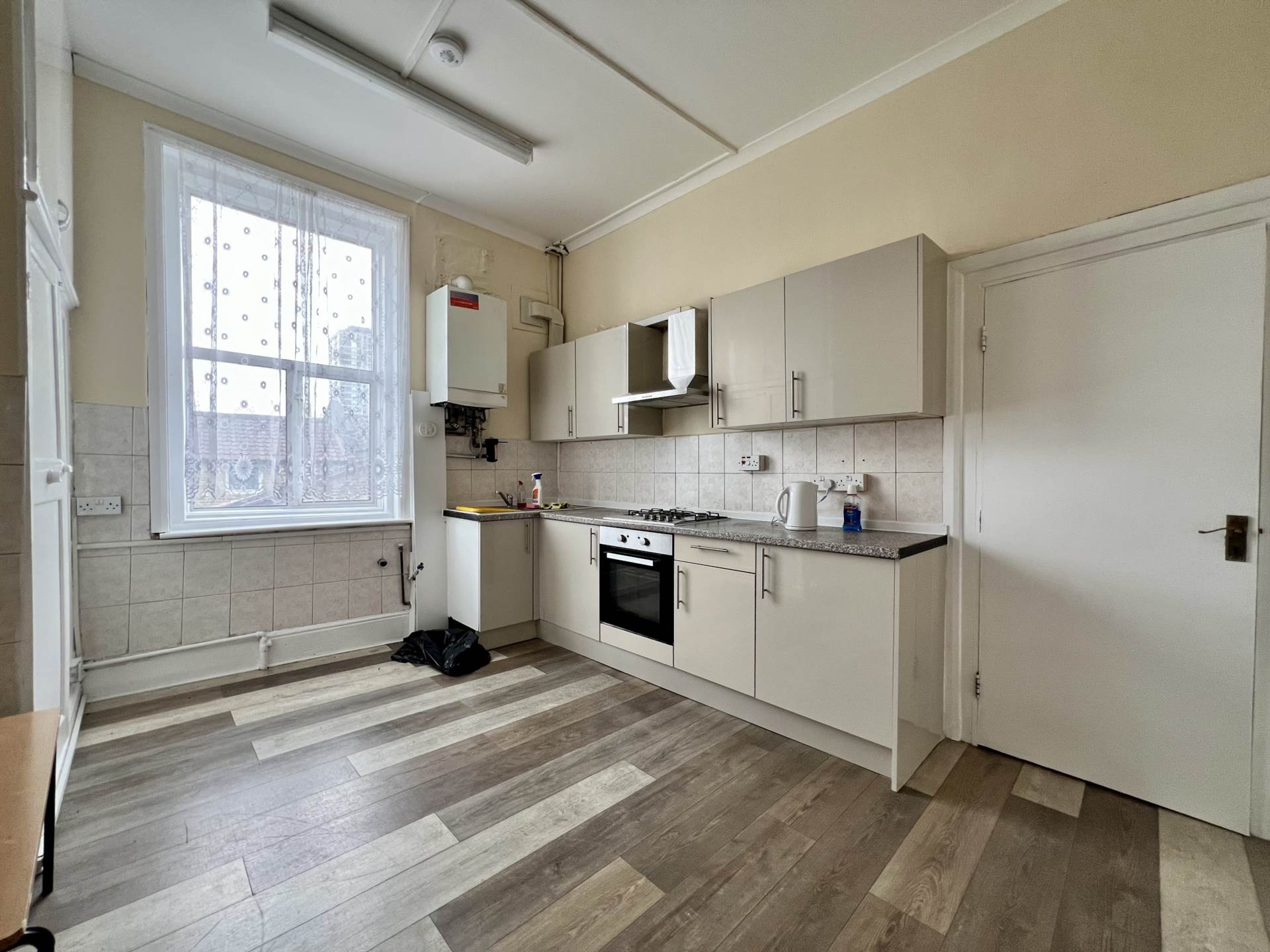 Flat Avenons Road in Greater London