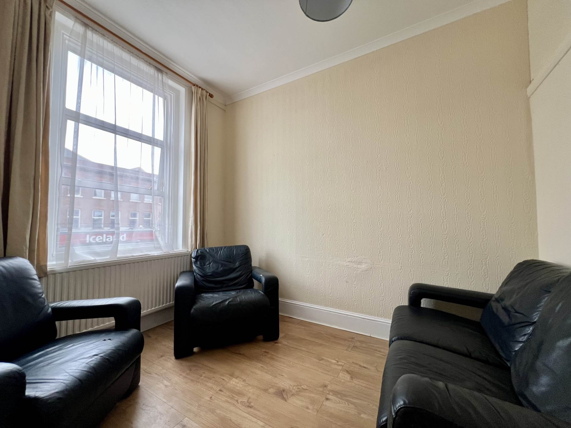 Flat Avenons Road in Greater London