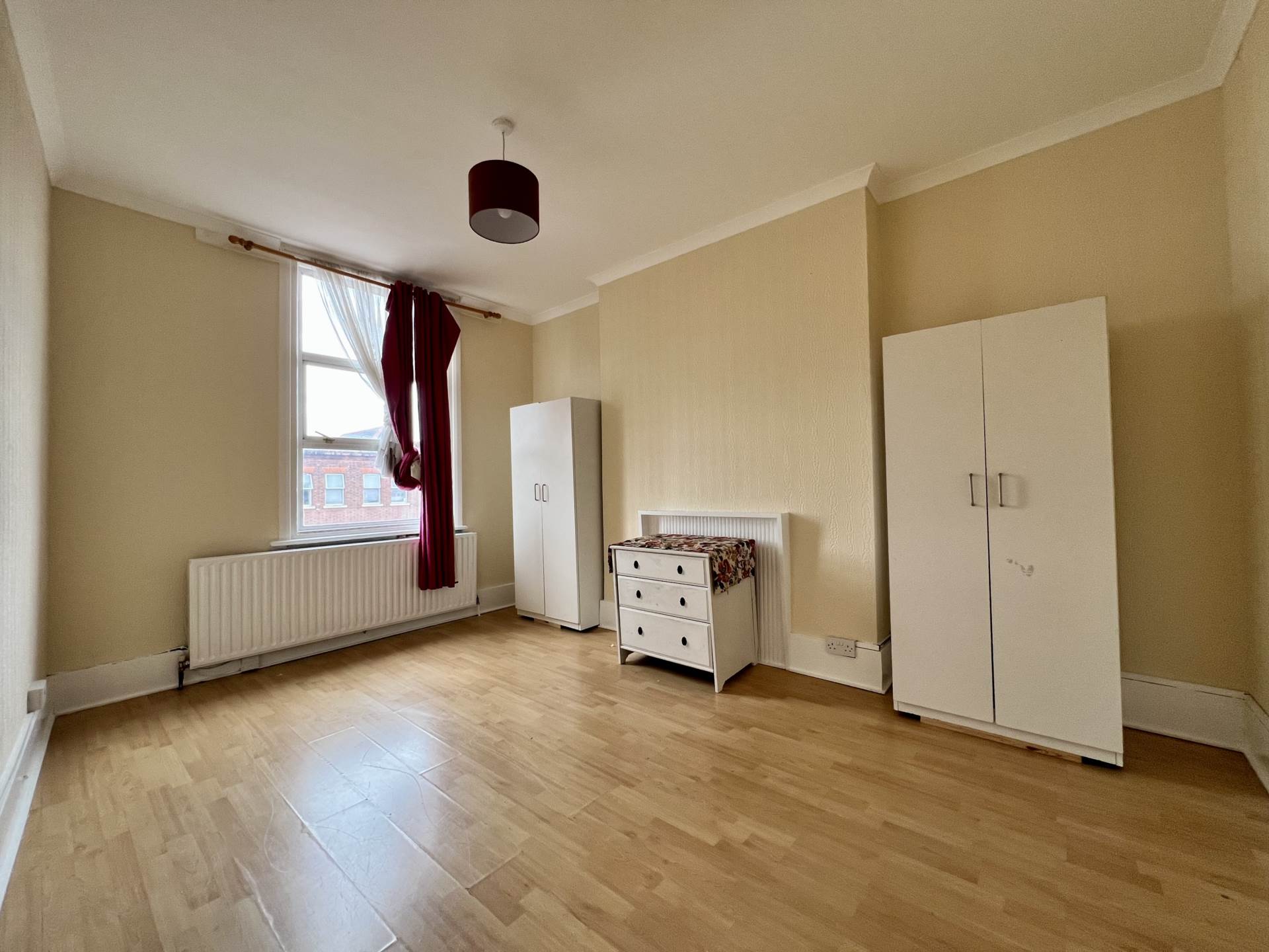 Flat Avenons Road in Greater London