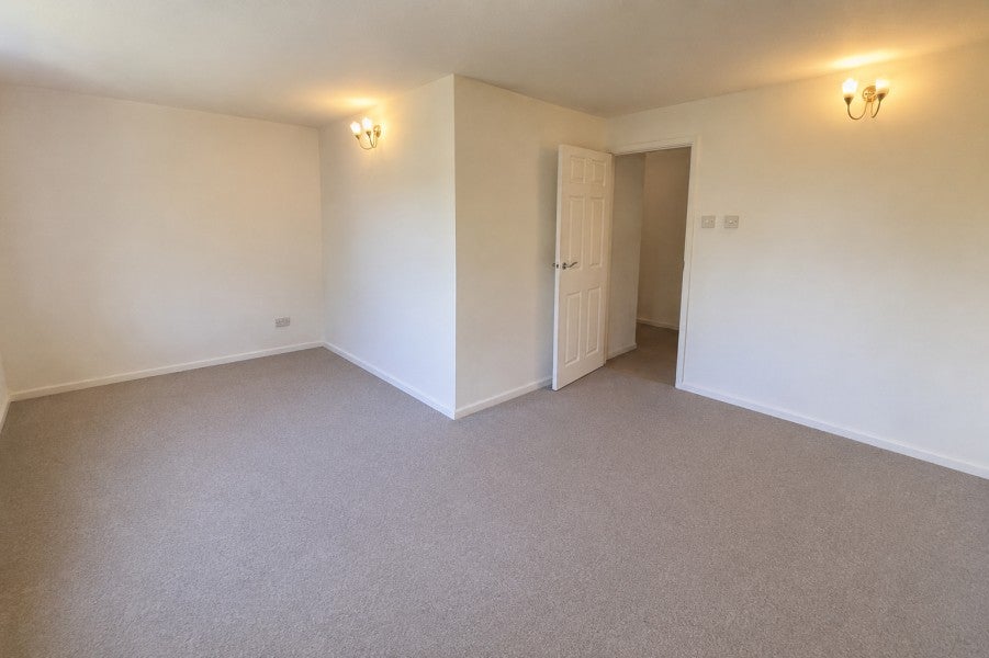 Flat Drummond Road in Guildford