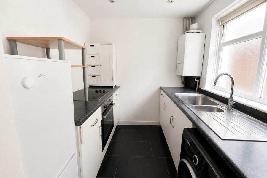 Flat Drummond Road in Guildford