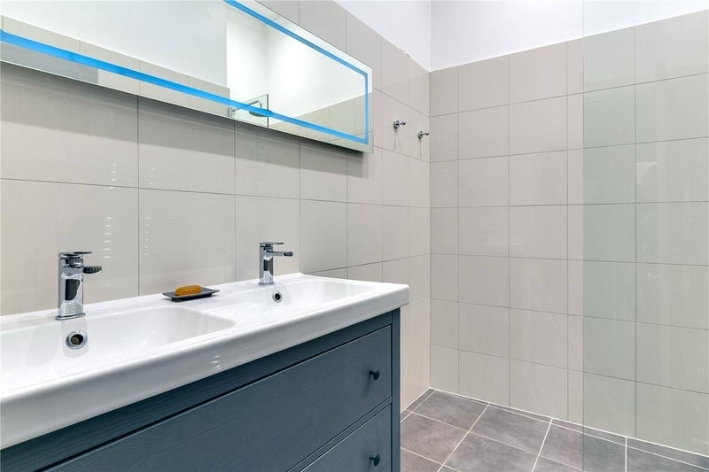 Room Regis Place in Greater London