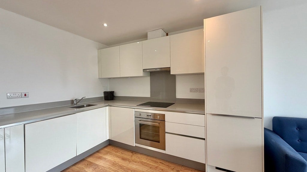 Flat Greenhill Way in Greater London