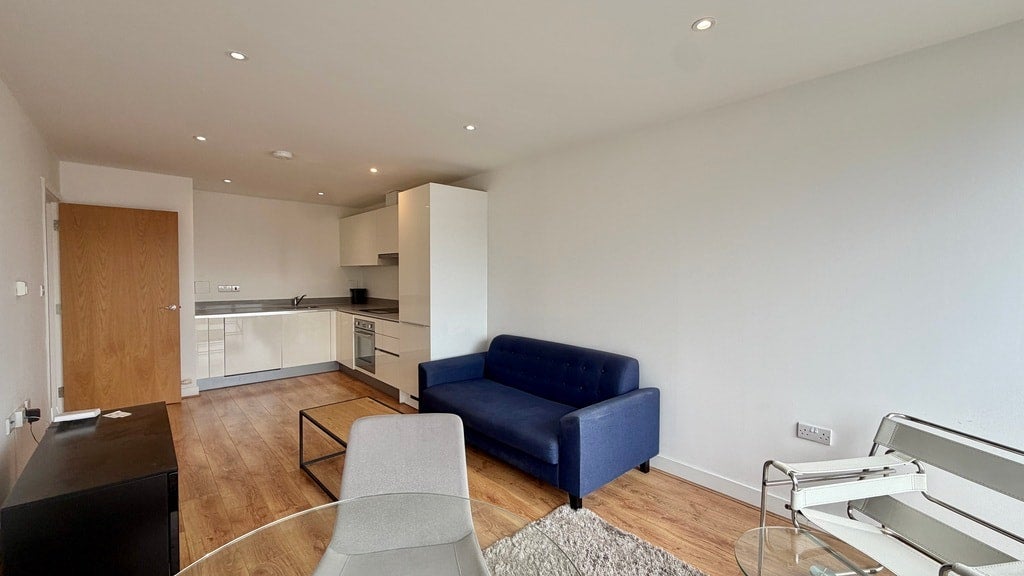 Flat Greenhill Way in Greater London