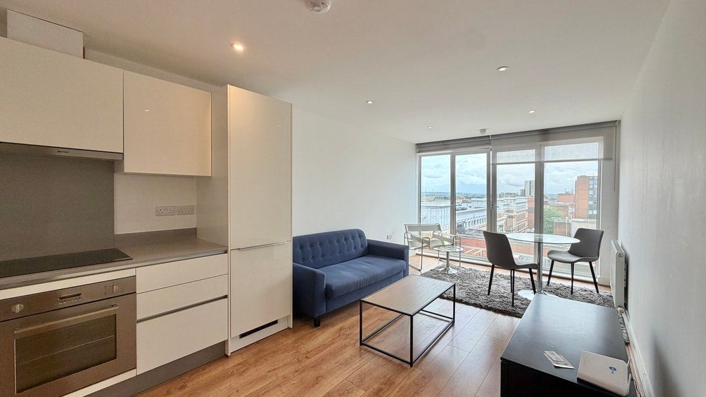 Flat Greenhill Way in Greater London