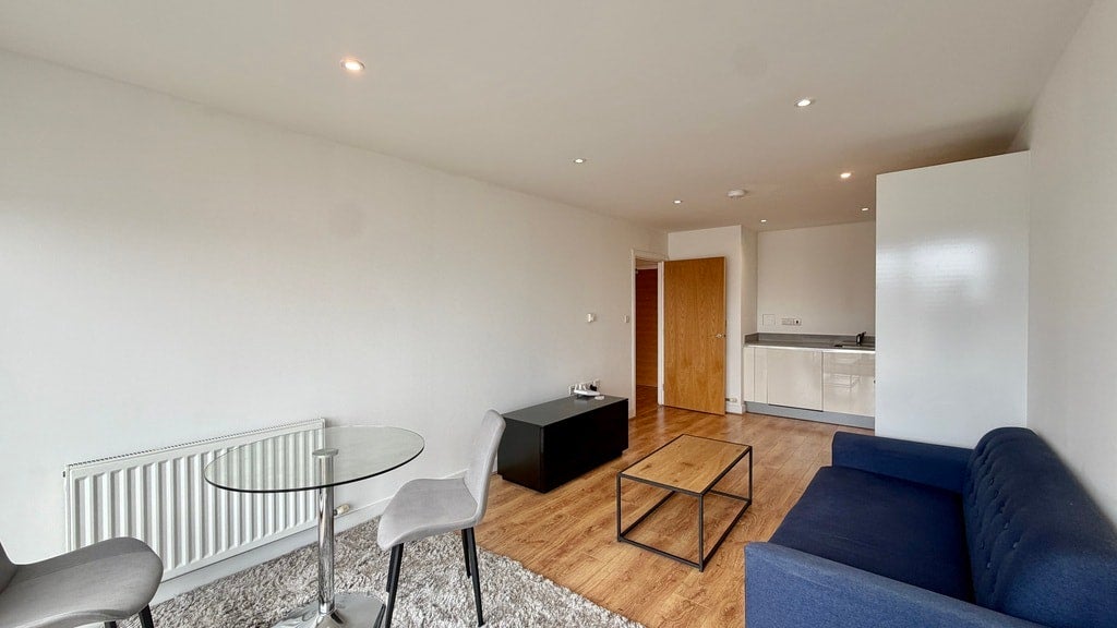Flat Greenhill Way in Greater London