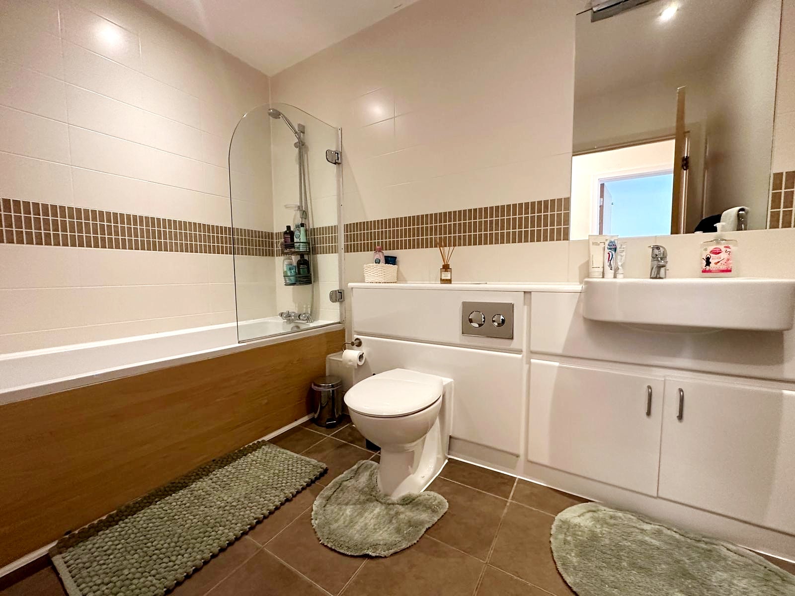 Flat Augustus Lane in Greater London