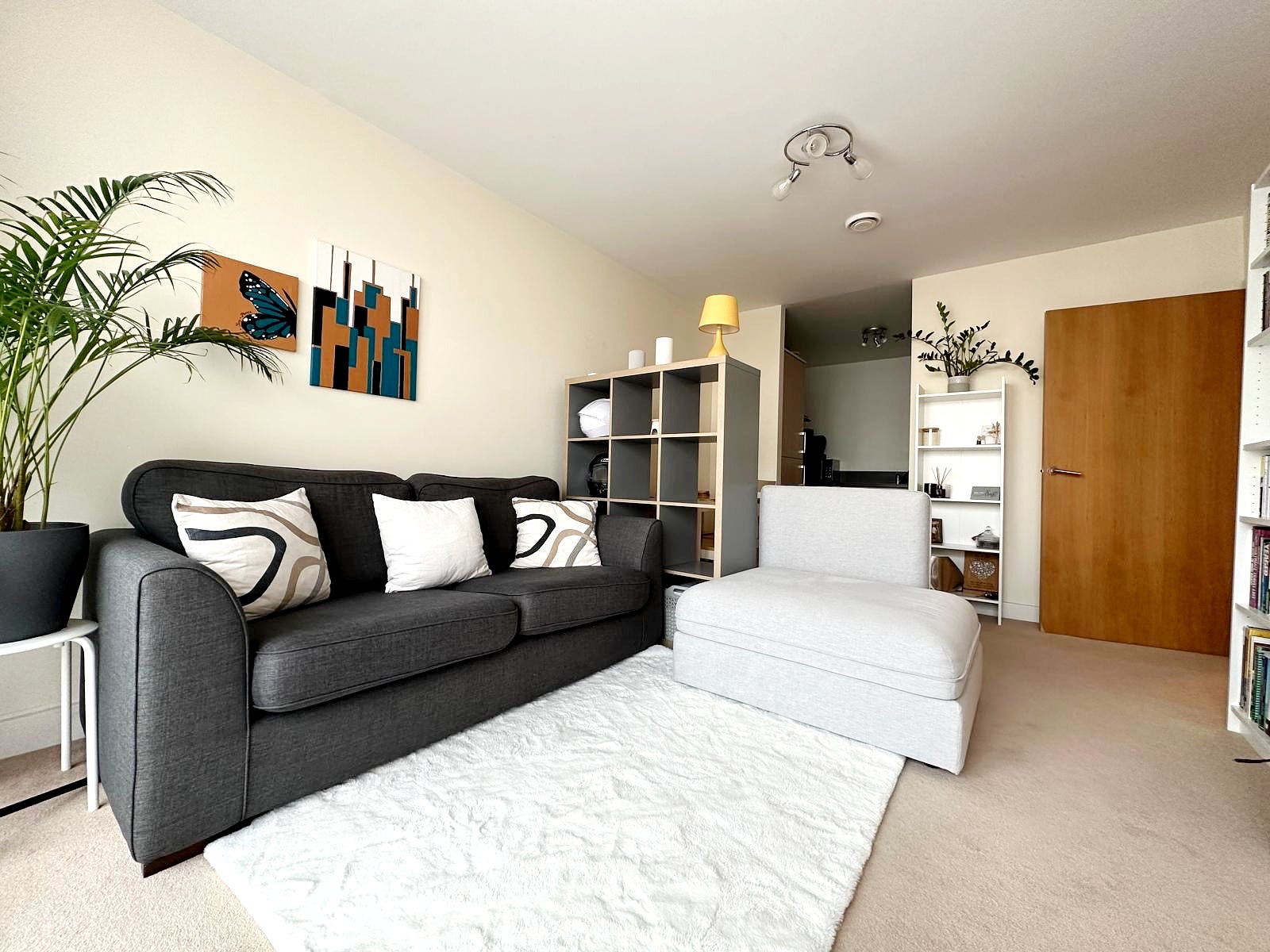 Flat Augustus Lane in Greater London