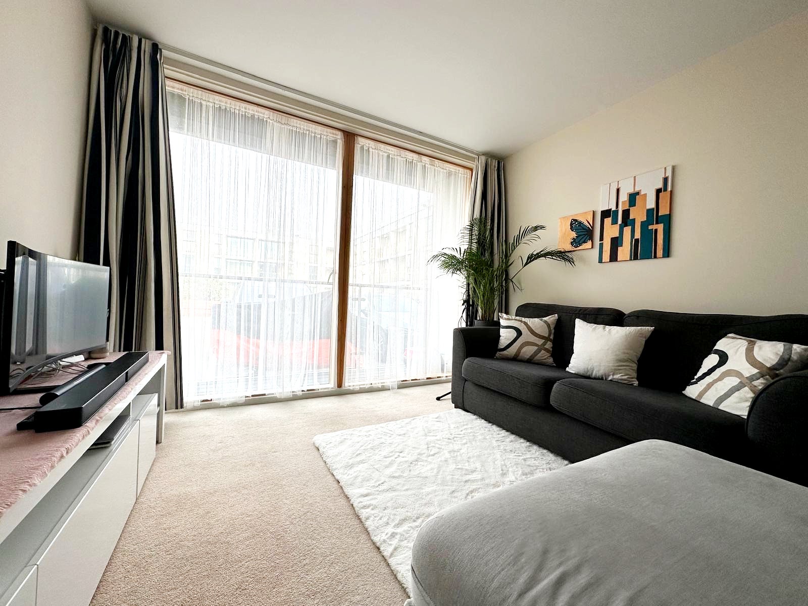 Flat Augustus Lane in Greater London
