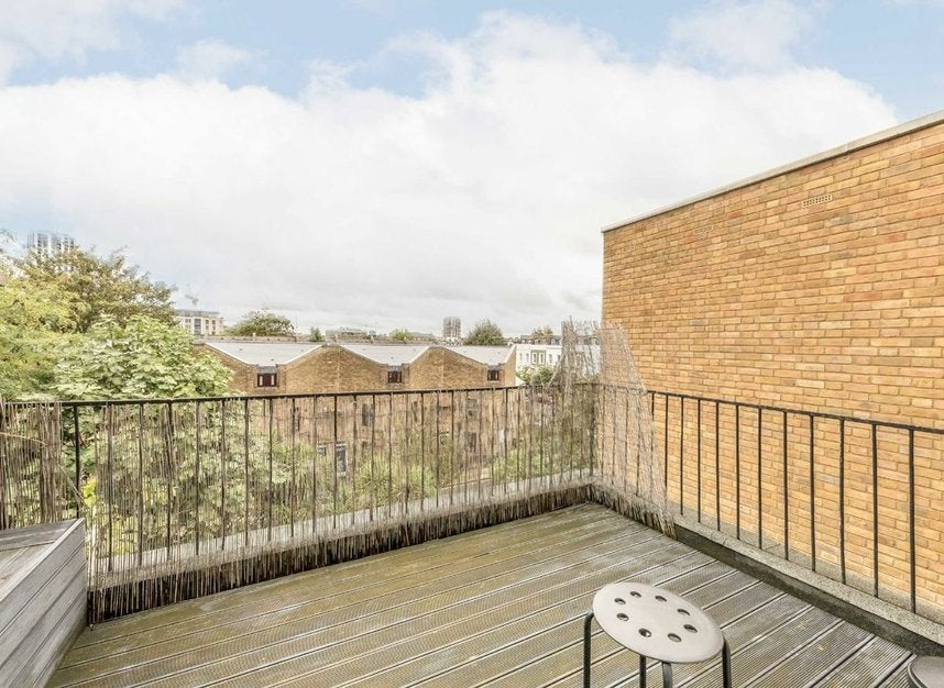 Flat Moore Park Road in Greater London
