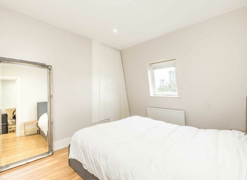 Flat Moore Park Road in Greater London