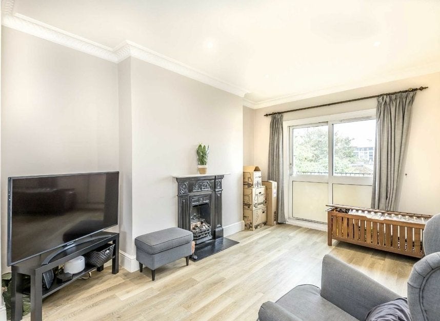 Flat Moore Park Road in Greater London