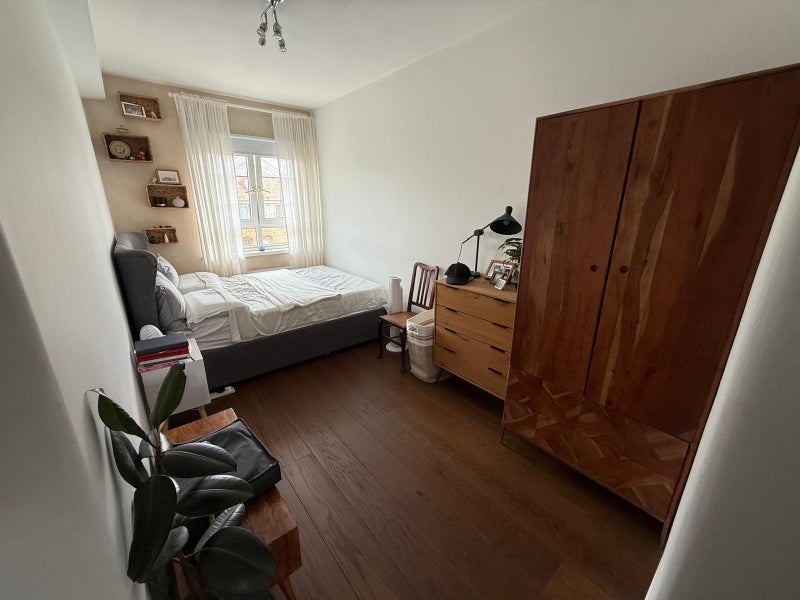 Flat Rotherhithe Street in Greater London