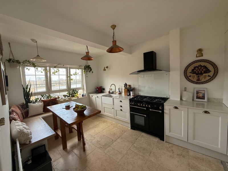 Flat Rotherhithe Street in Greater London