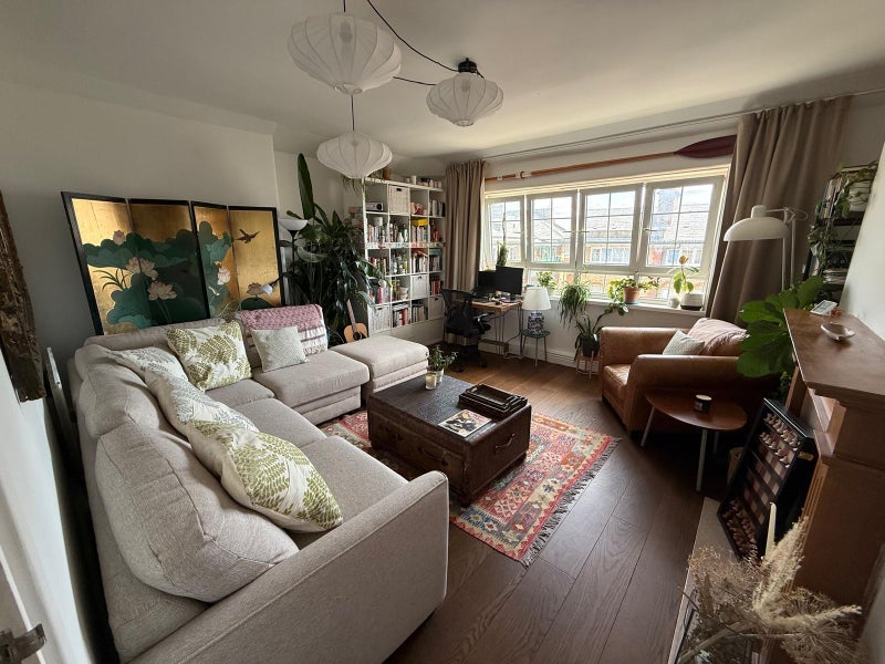 Flat Rotherhithe Street in Greater London