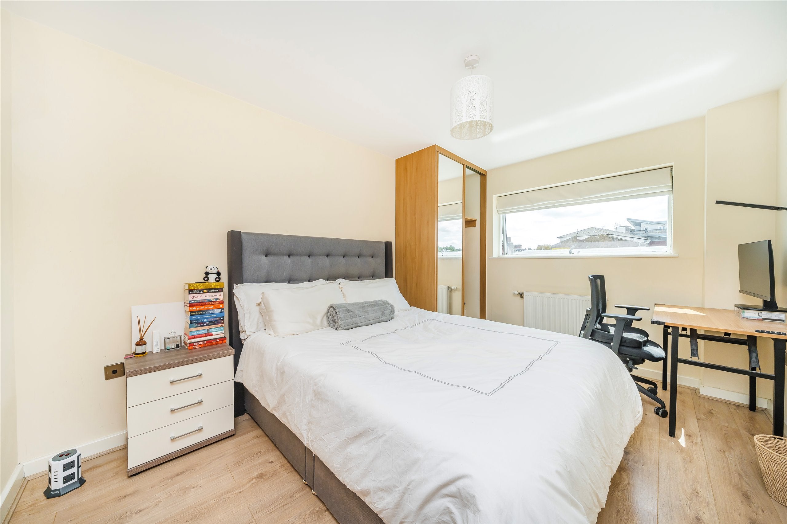 Flat Union Road in Greater London