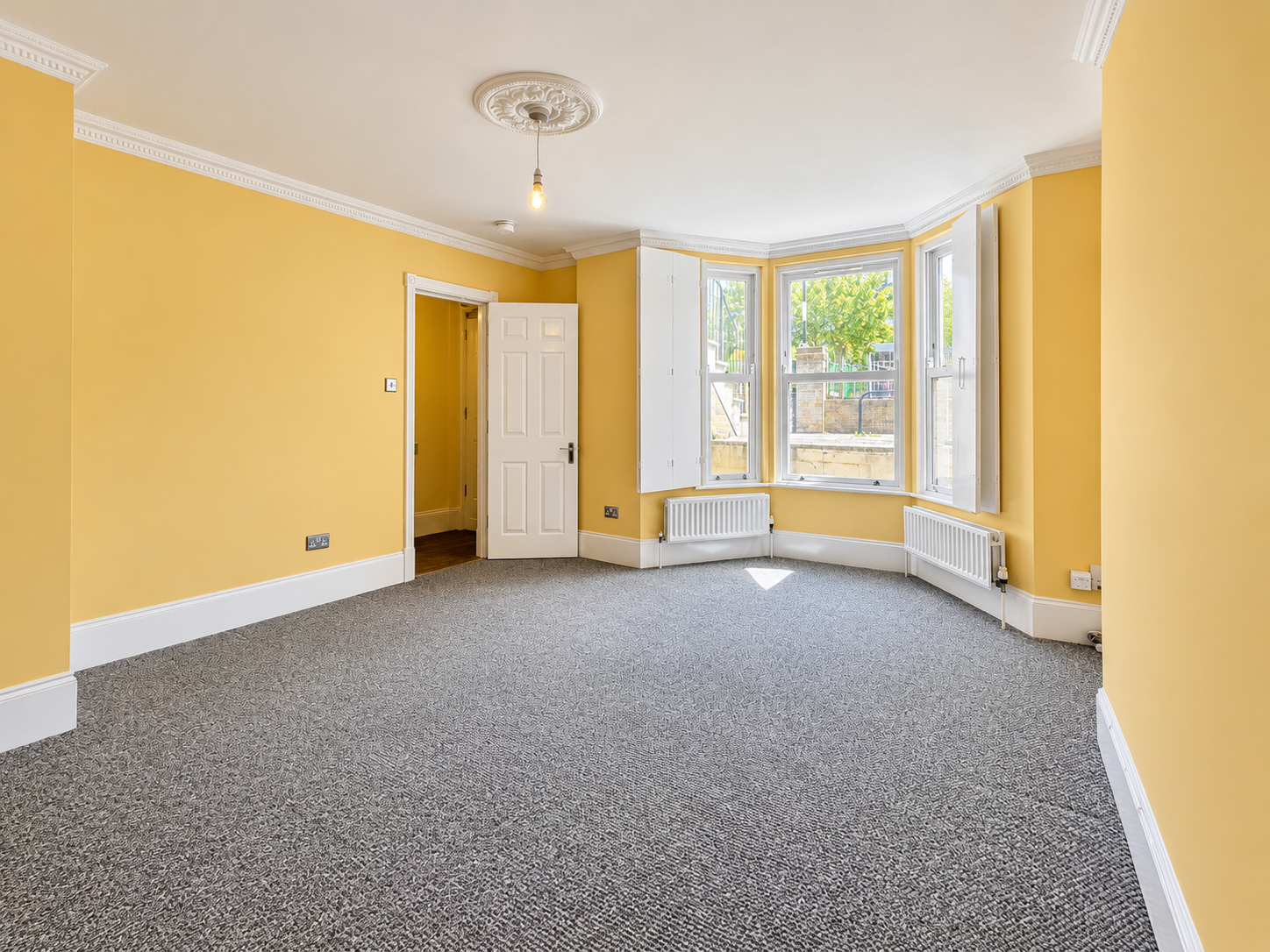 Flat Drayton Park in Greater London