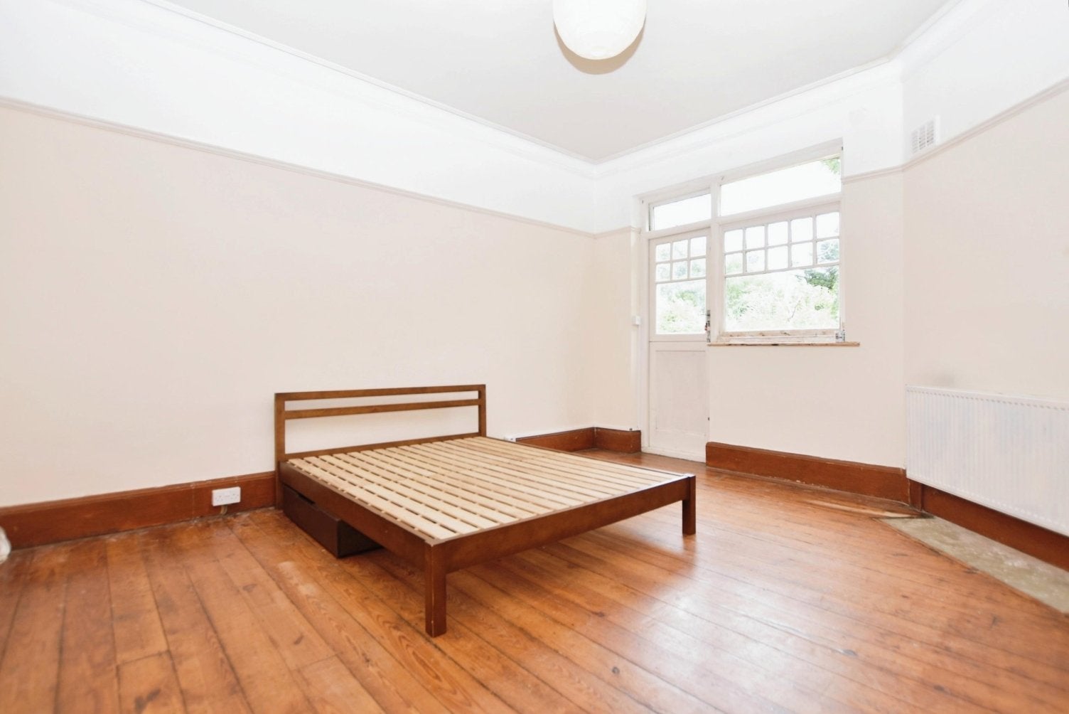 Flat Cheviot Road in Greater London