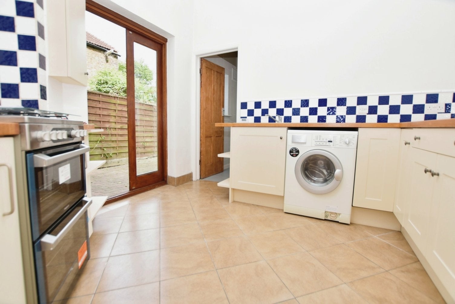 Flat Cheviot Road in Greater London