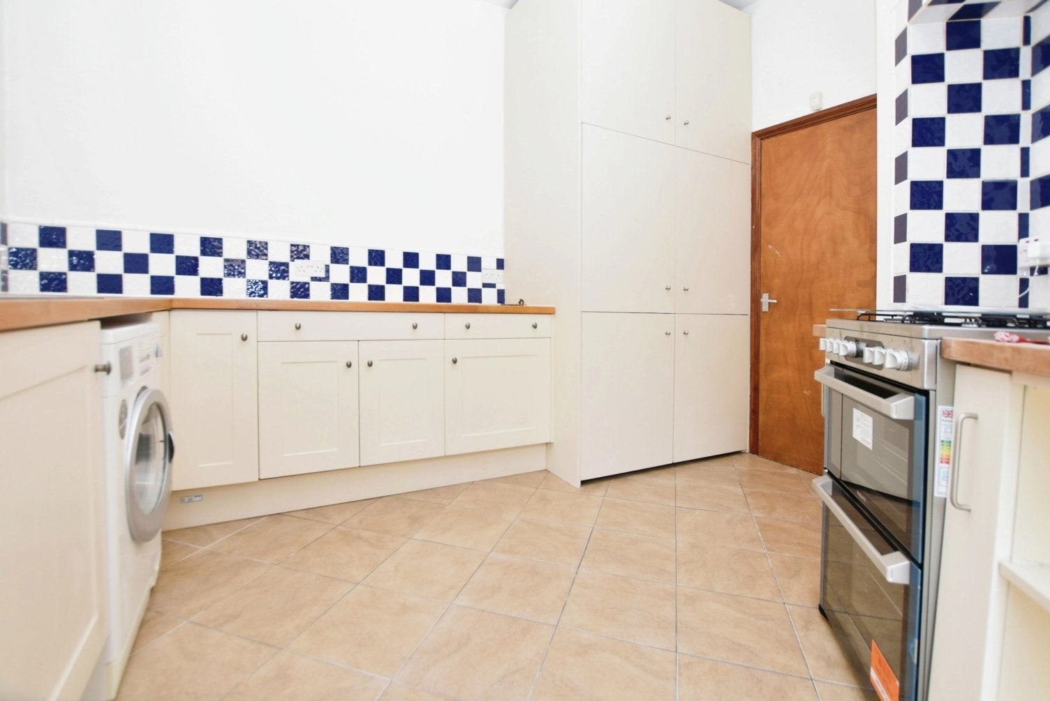 Flat Cheviot Road in Greater London