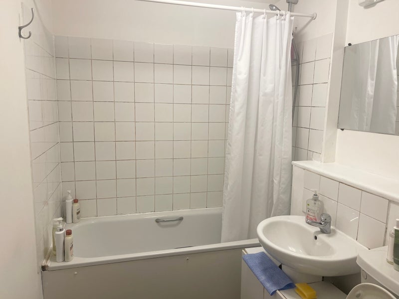 Room Wenlock Road in Greater London