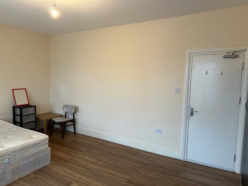 Room Downsell Road in Greater London