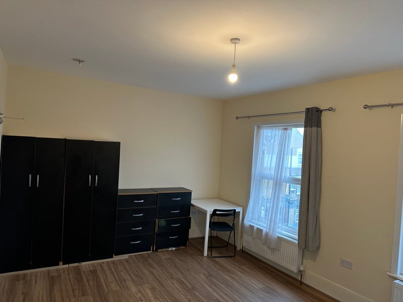 Room Downsell Road in Greater London