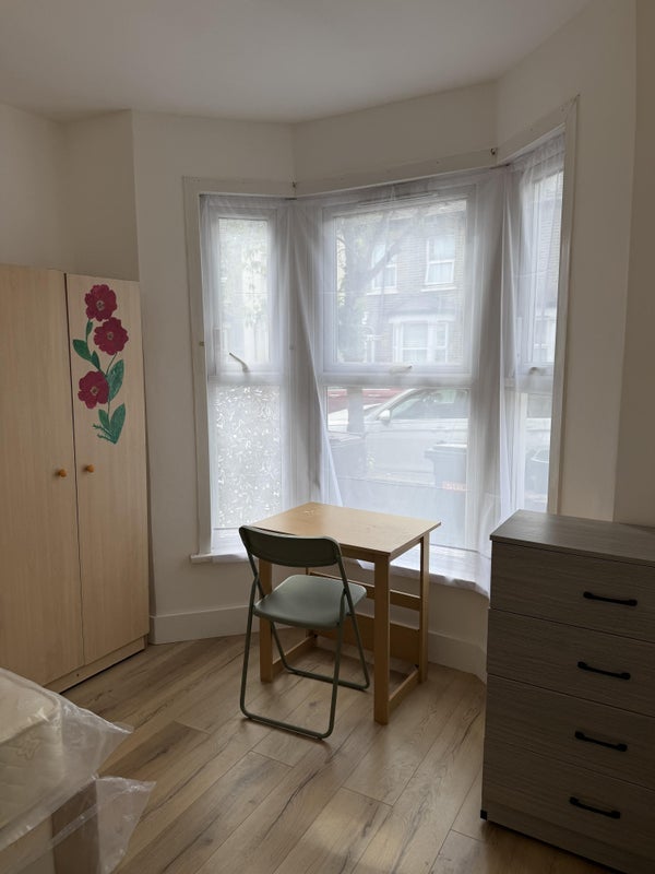 Room Downsell Road in Greater London