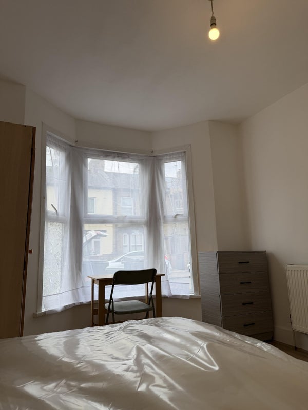Room Downsell Road in Greater London