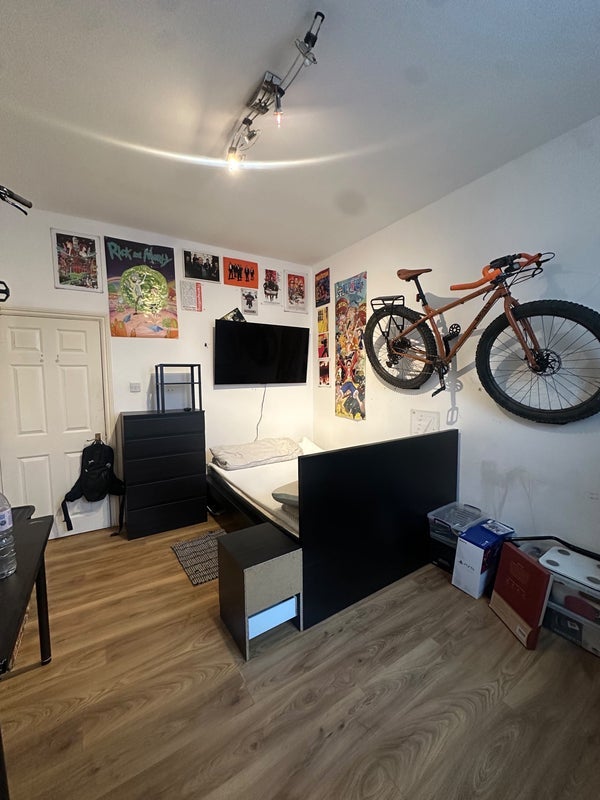 Room Hackney Road in Greater London