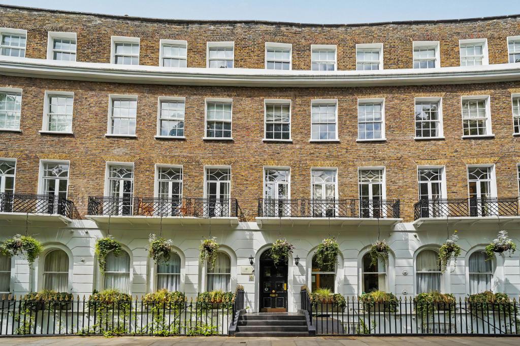 Flat Cartwright Gardens in Greater London