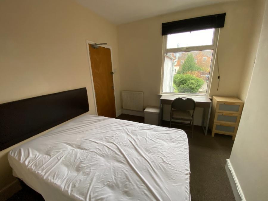 Room Cecil Road in Northampton