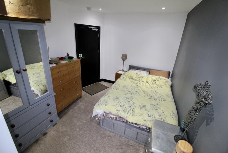 Room Eardley Road in Greater London