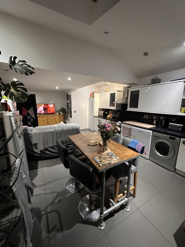 Room Eardley Road in Greater London