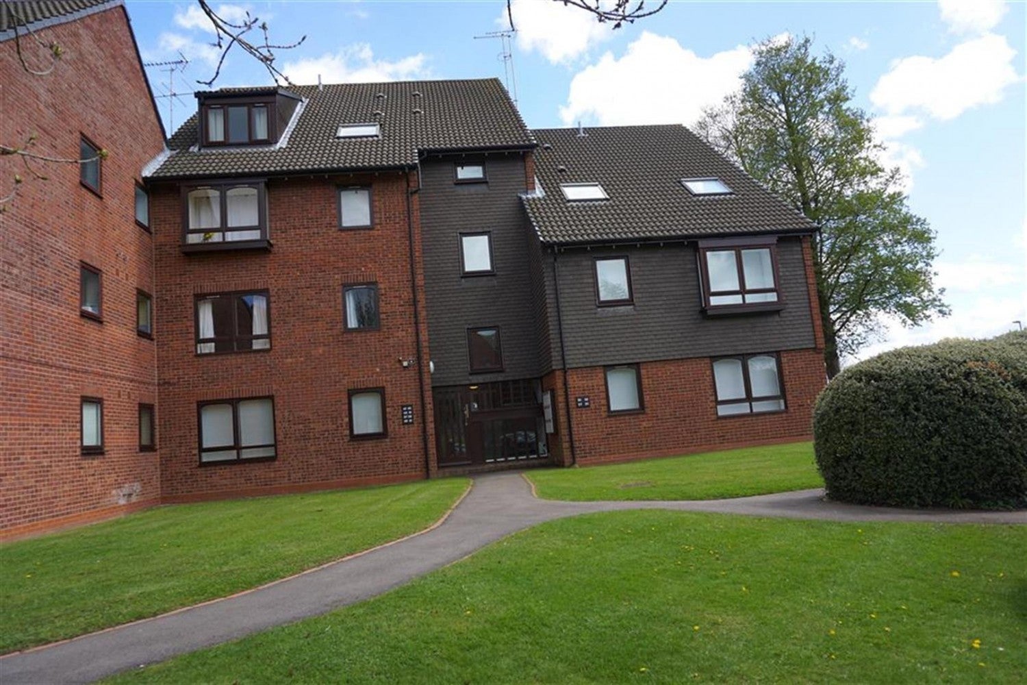 Flat Griffin Gardens in Birmingham