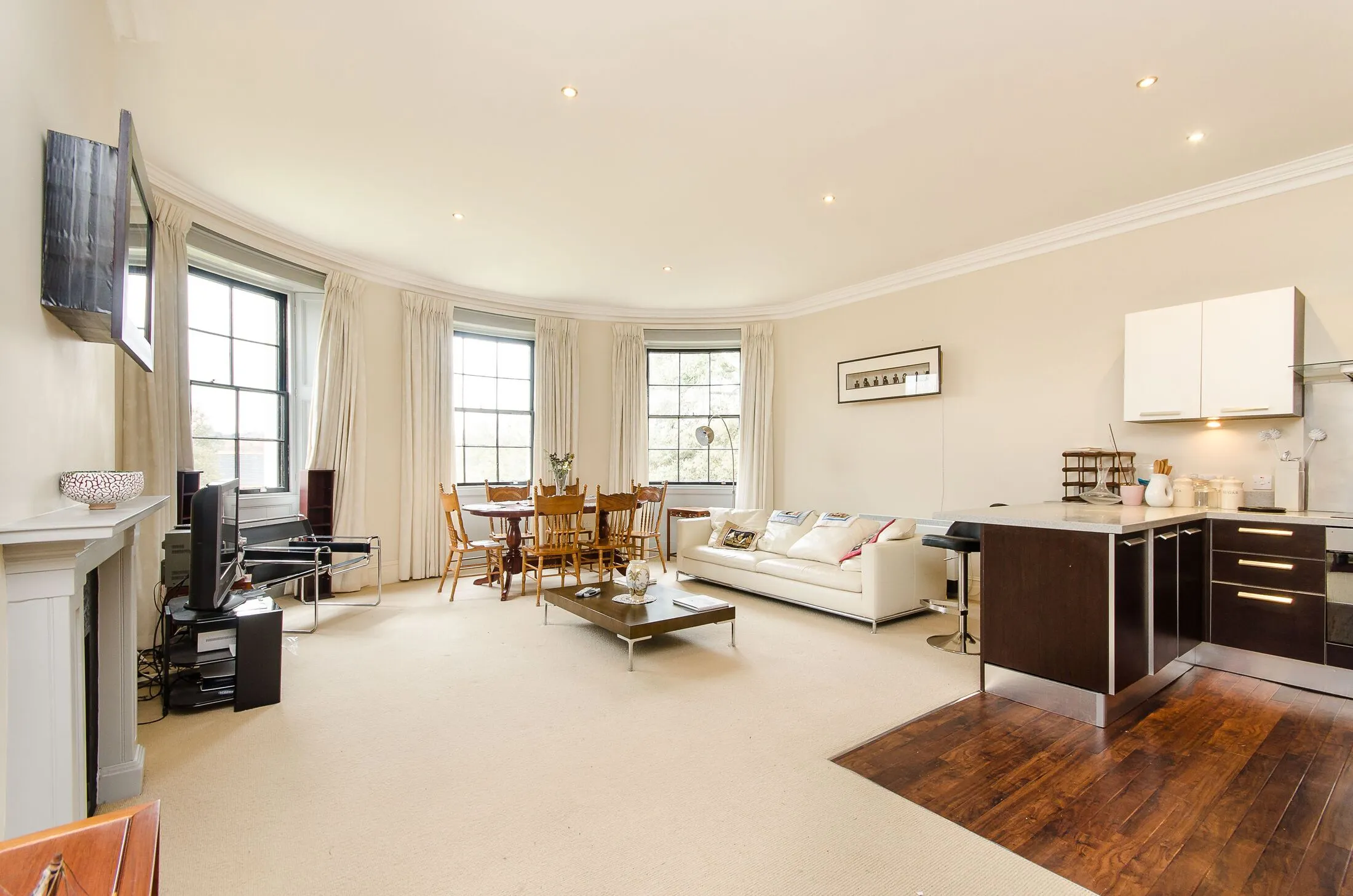 Flat Pleasance Road in Greater London