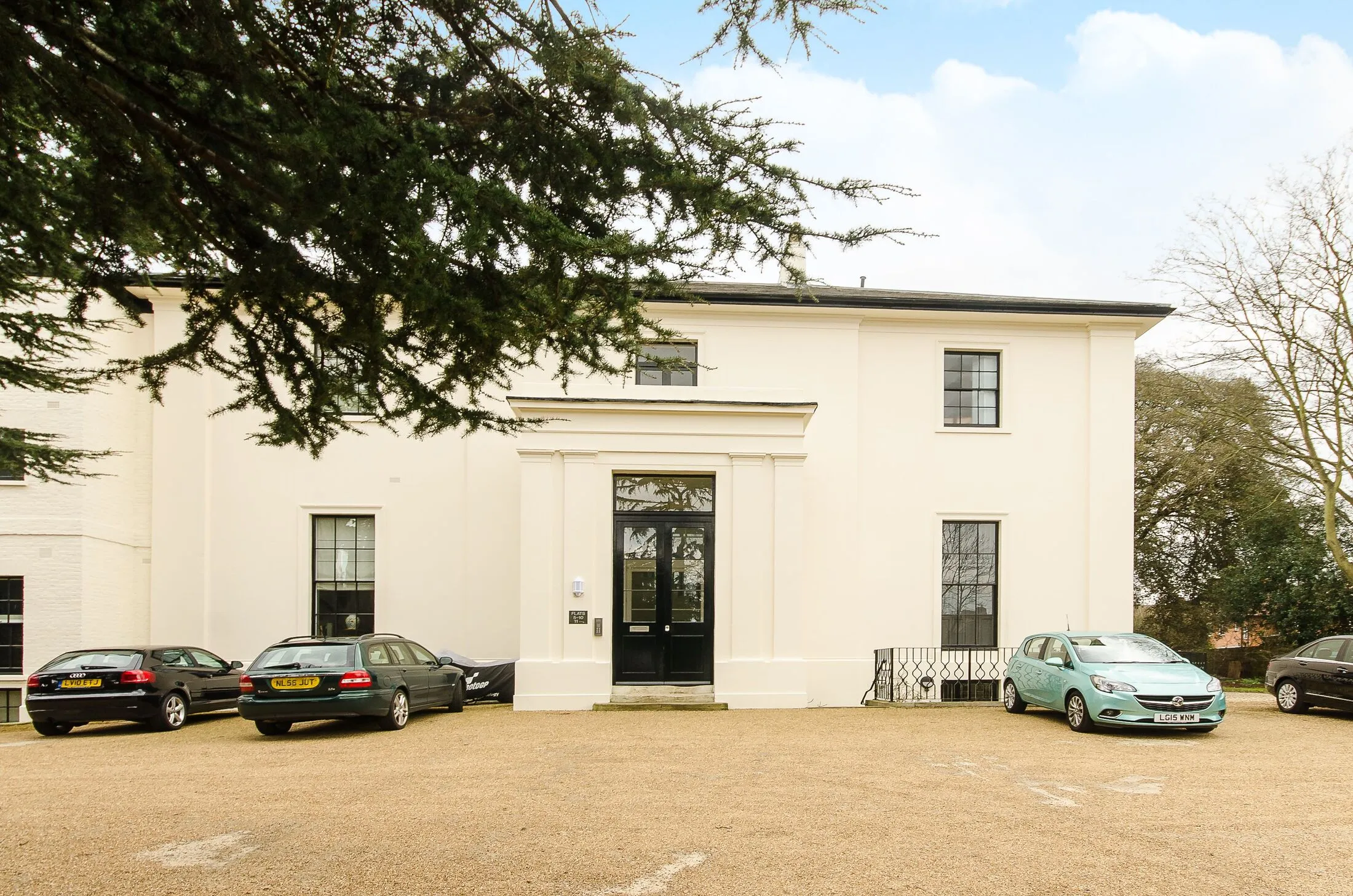 Flat Pleasance Road in Greater London