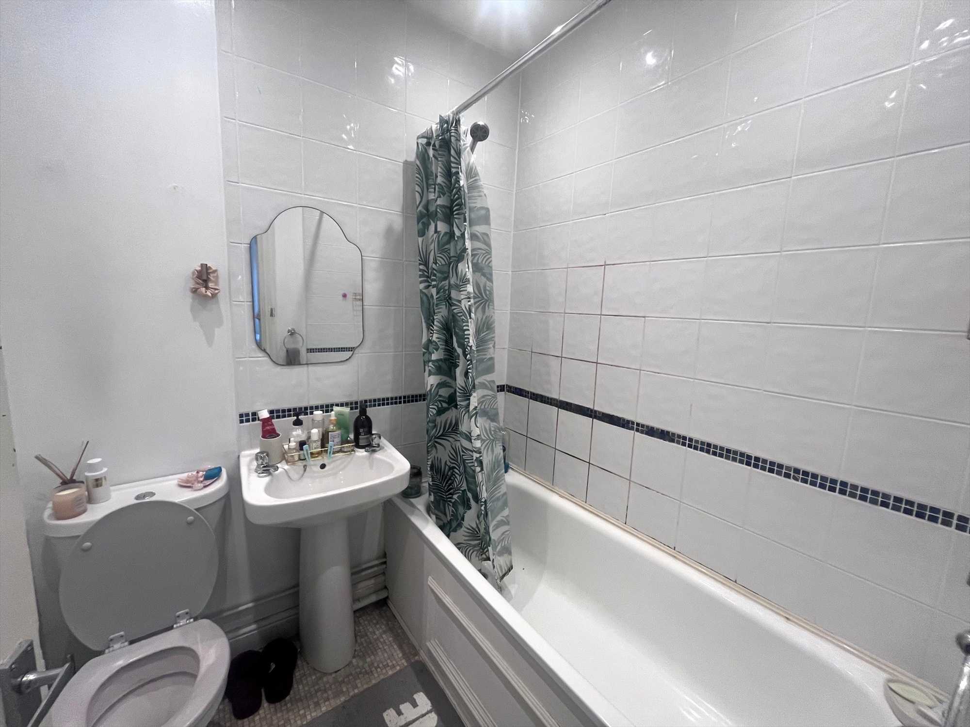 Flat Belton Way West in Southend-on-Sea