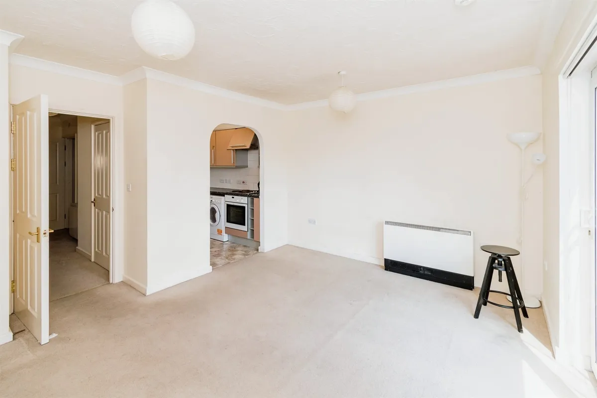 Flat Carpathia Drive in Southampton