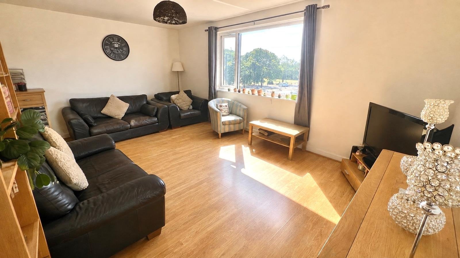 Flat Parkview Place in Leeds