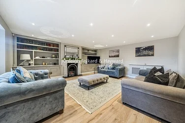 House Serviden Drive in Greater London