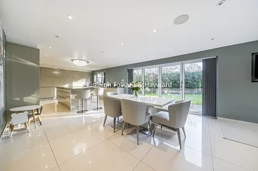 House Serviden Drive in Greater London