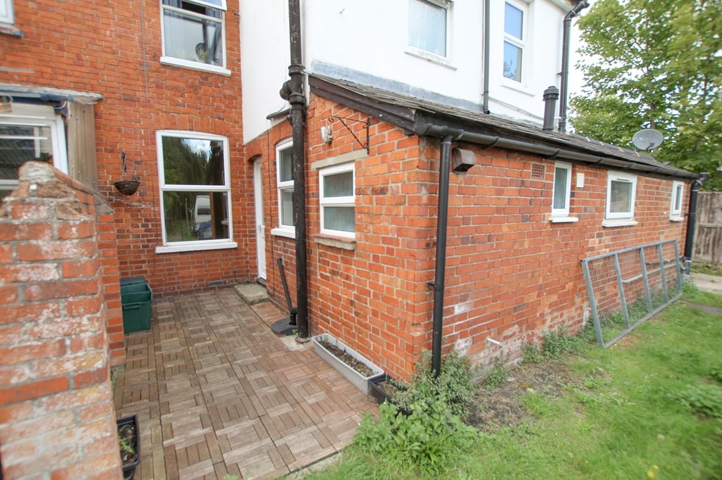 Flat Boundary Road in Newbury