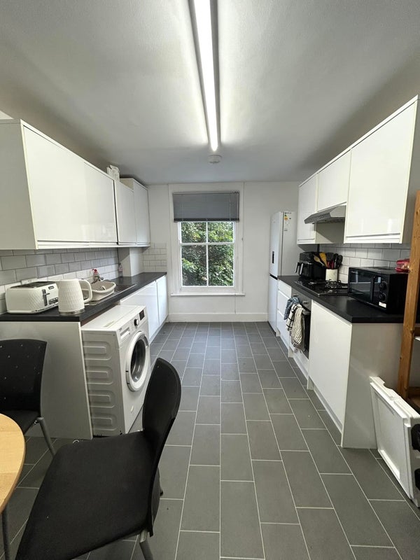 Room Fontarabia Road in Greater London