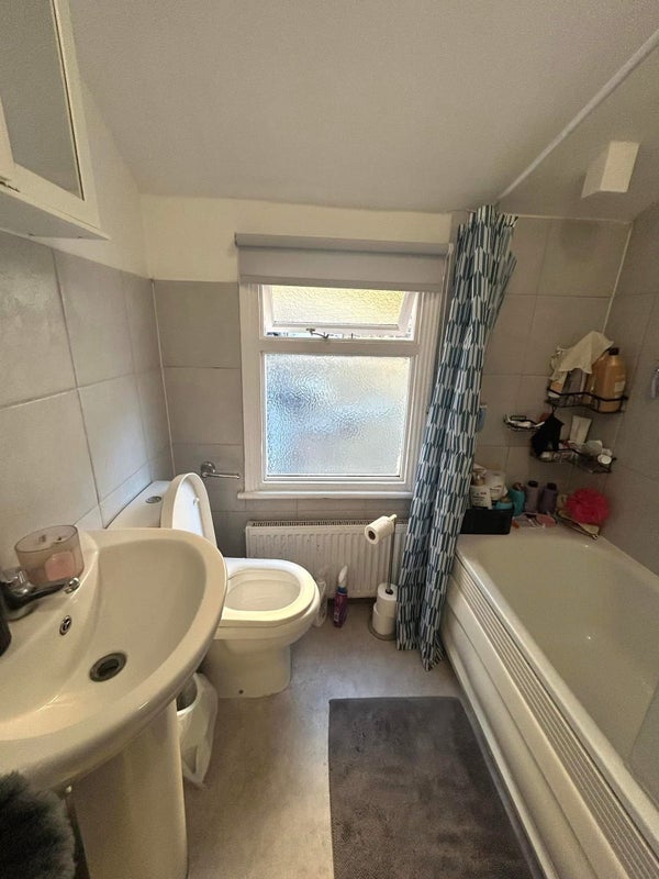 Room Fontarabia Road in Greater London