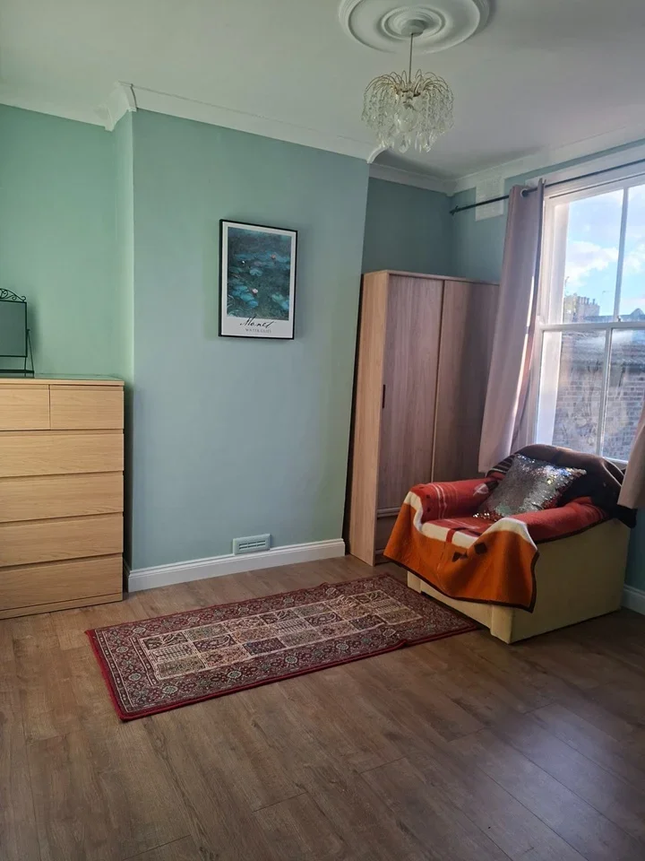 Room Naylor Road in Greater London