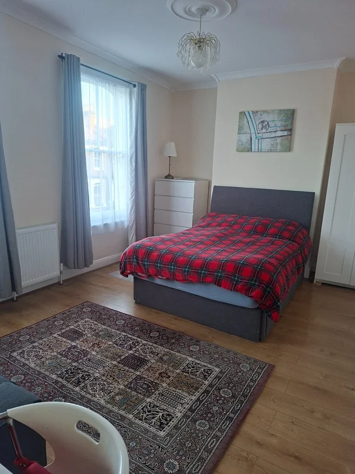 Room Naylor Road in Greater London